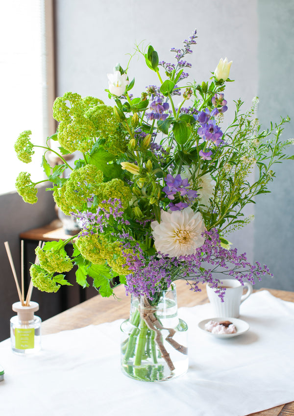 誕生日や結婚記念日に 期間限定 ラベンダー色の季節の花束 「vert Lavande」