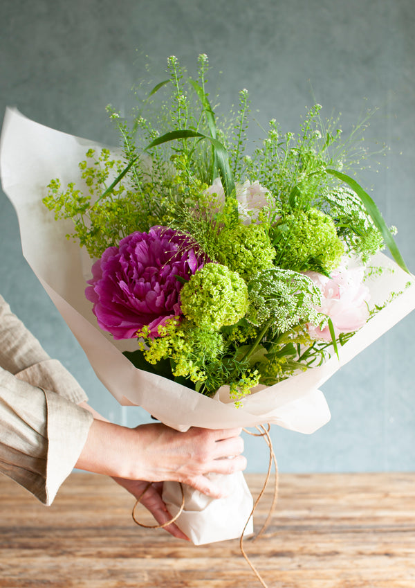 誕生日や結婚記念日に 期間限定 季節の花束 「芍薬と季節のグリーン」