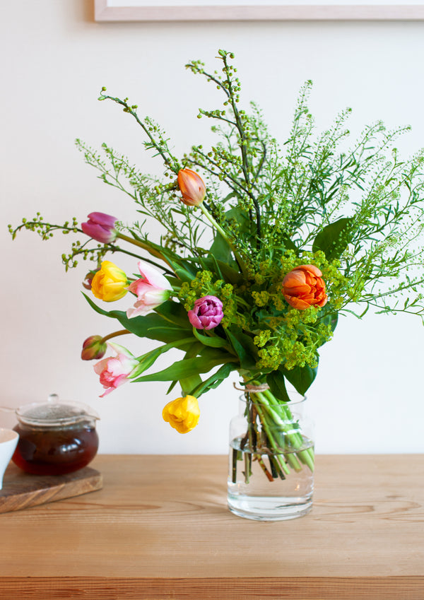 【春の花束】チューリップと季節のグリーンのブーケ「color&#233;」【2024年スプリングギフト】