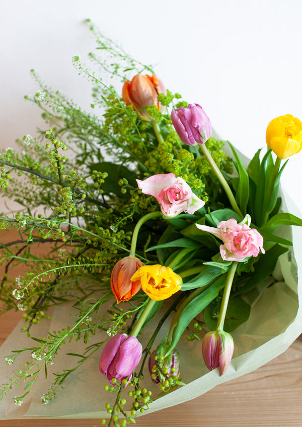 【春の花束】チューリップと季節のグリーンのブーケ「color&#233;」【2024年スプリングギフト】