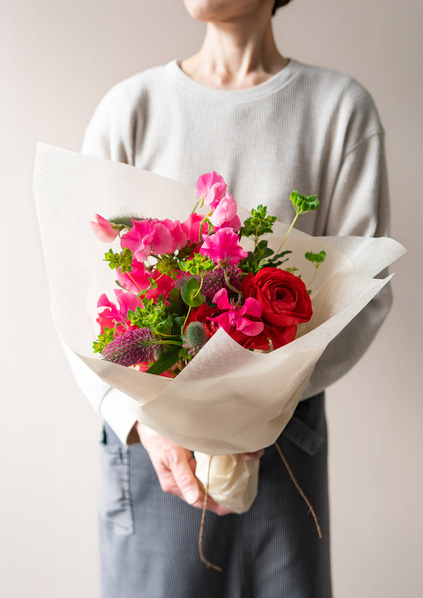 ラナンキュラスとスイートピーのスプリングブーケ 《レッド》【2026年 スプリングギフト】 - &YOUKAEN (アンドユーカエン)