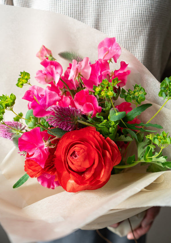 ラナンキュラスとスイートピーのスプリングブーケ 《レッド》【2026年 スプリングギフト】 - &YOUKAEN (アンドユーカエン)