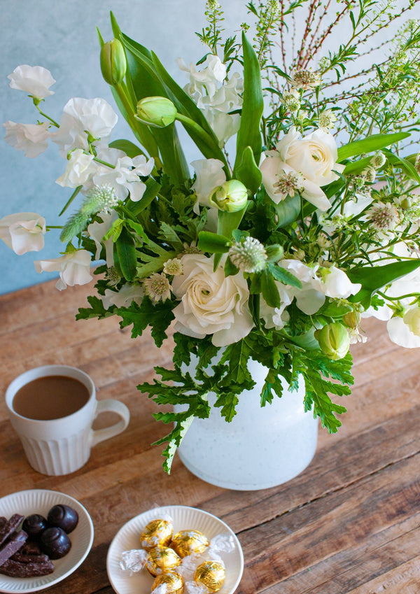 【期間限定】チューリップを使った季節の花束 ホワイトグリーン 高さ55cm「spring blanc」 - &YOUKAEN (アンドユーカエン)