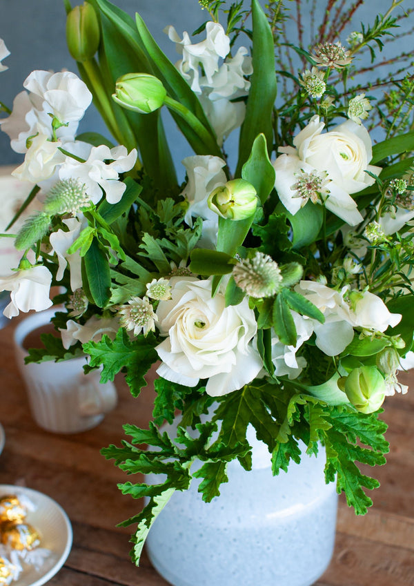 【期間限定】チューリップを使った季節の花束 ホワイトグリーン 高さ55cm「spring blanc」 - &YOUKAEN (アンドユーカエン)