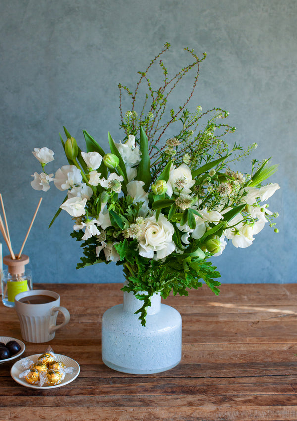 【期間限定】チューリップを使った季節の花束 ホワイトグリーン 高さ55cm「spring blanc」 - &YOUKAEN (アンドユーカエン)