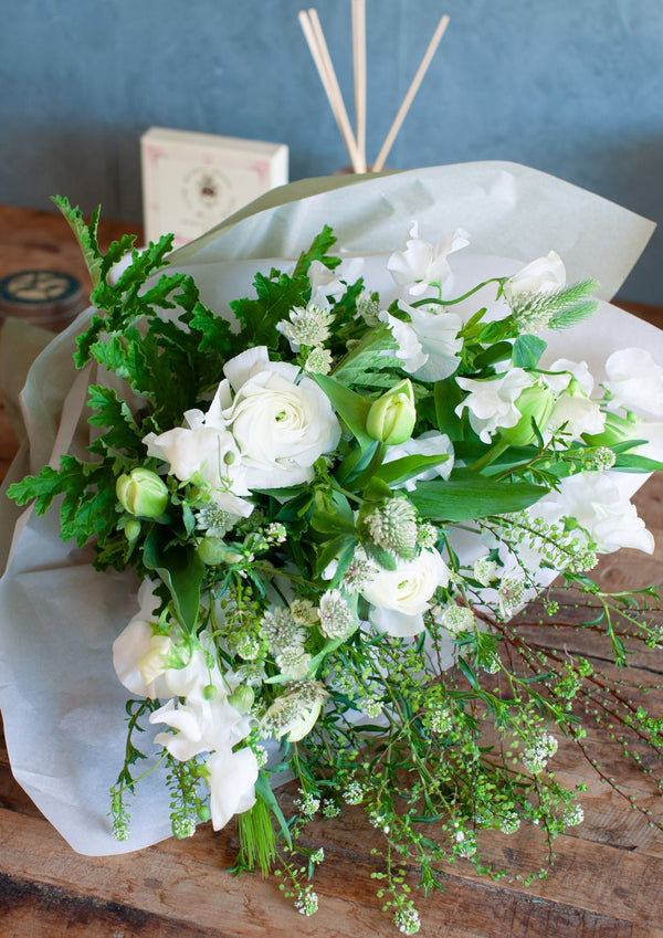 【期間限定】チューリップを使った季節の花束 ホワイトグリーン 高さ55cm「spring blanc」 - &YOUKAEN (アンドユーカエン)