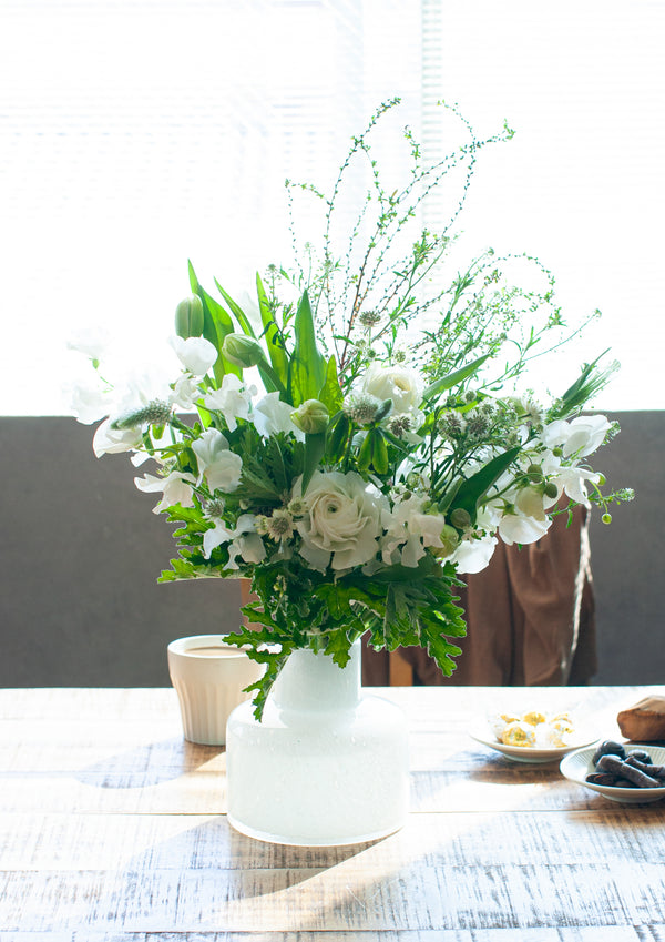 【期間限定】チューリップを使った季節の花束 ホワイトグリーン 高さ55cm「spring blanc」 - &YOUKAEN (アンドユーカエン)