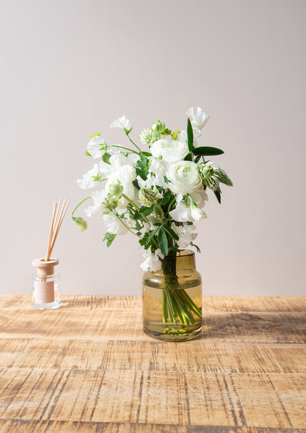 ラナンキュラスとスイートピーのスプリングブーケ 《ホワイト》【2026年 スプリングギフト】 - &YOUKAEN (アンドユーカエン)