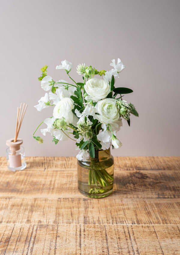 ラナンキュラスとスイートピーのスプリングブーケ 《ホワイト》【2026年 スプリングギフト】 - &YOUKAEN (アンドユーカエン)