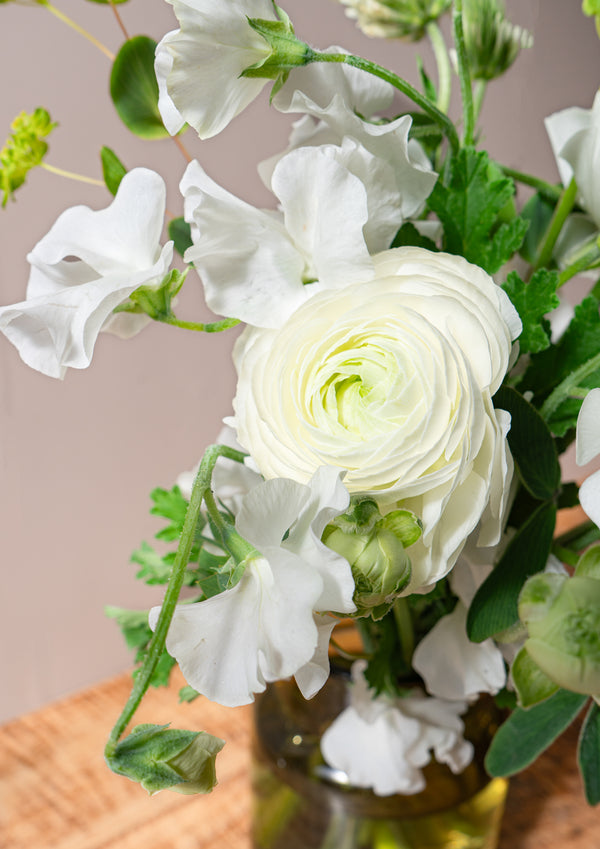 ラナンキュラスとスイートピーのスプリングブーケ 《ホワイト》【2026年 スプリングギフト】 - &YOUKAEN (アンドユーカエン)