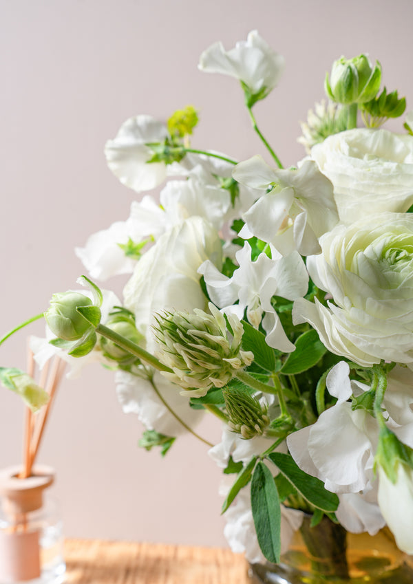 ラナンキュラスとスイートピーのスプリングブーケ 《ホワイト》【2026年 スプリングギフト】 - &YOUKAEN (アンドユーカエン)