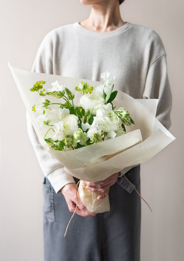 ラナンキュラスとスイートピーのスプリングブーケ 《ホワイト》【2026年 スプリングギフト】 - &YOUKAEN (アンドユーカエン)