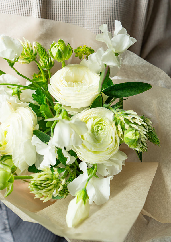 ラナンキュラスとスイートピーのスプリングブーケ 《ホワイト》【2026年 スプリングギフト】 - &YOUKAEN (アンドユーカエン)