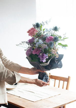 【花束】爽やかクール ナチュラルブルー&パープル の おしゃれな花束 Lサイズ【おしゃれなブーケ】ラッピングイメージ