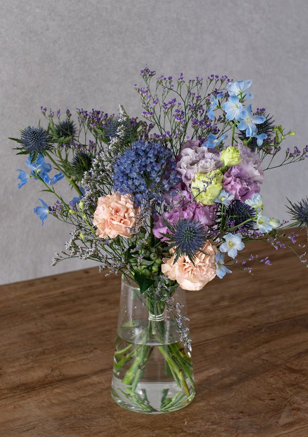 ブルーの季節のお花とグリーンの花束 Mサイズ
