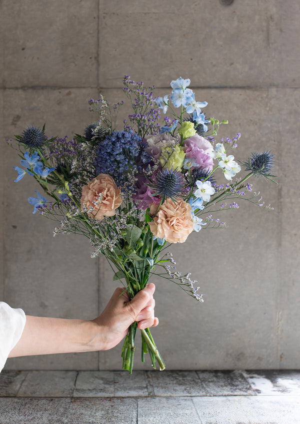 ブルーの季節のお花とグリーンの花束 Mサイズ