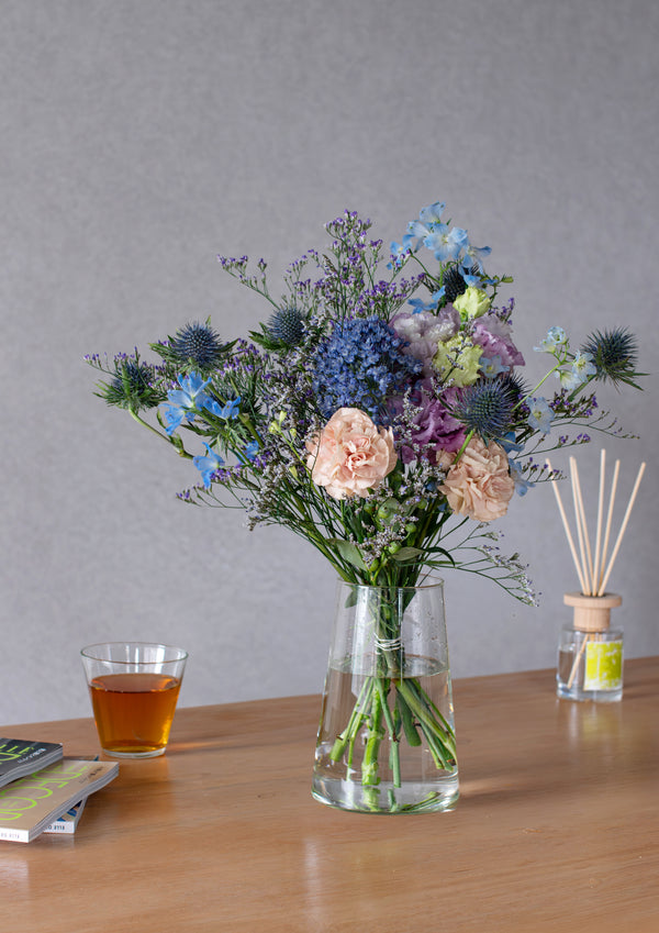 ブルーの季節のお花とグリーンの花束 Mサイズ