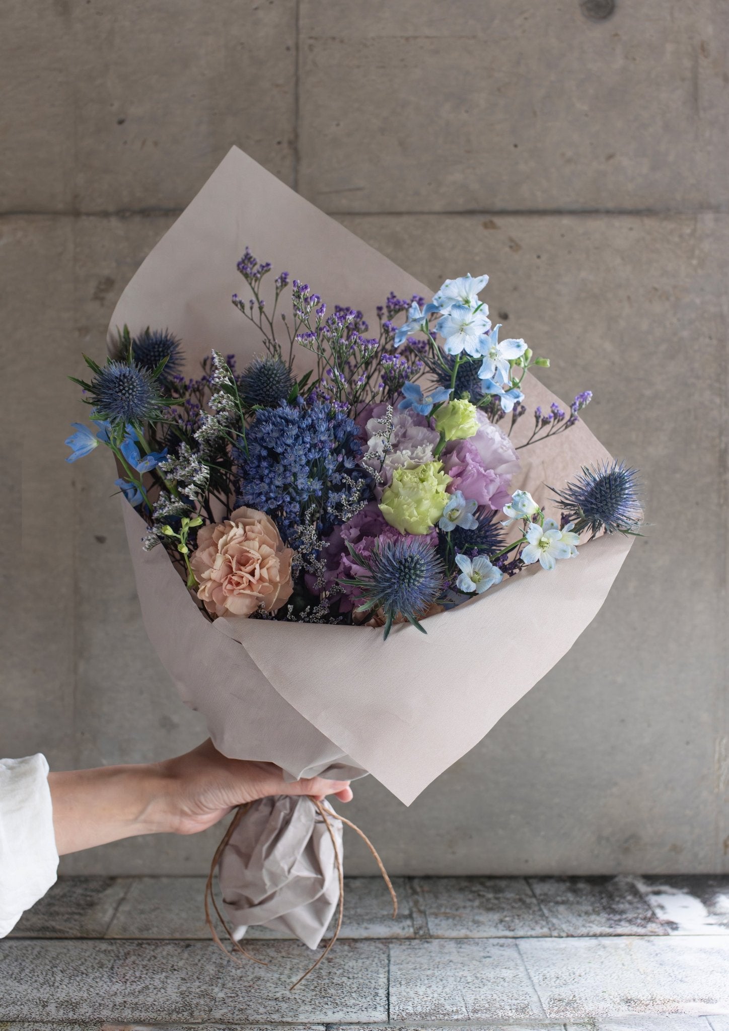 ブルーの季節のお花とグリーンの花束 Mサイズ