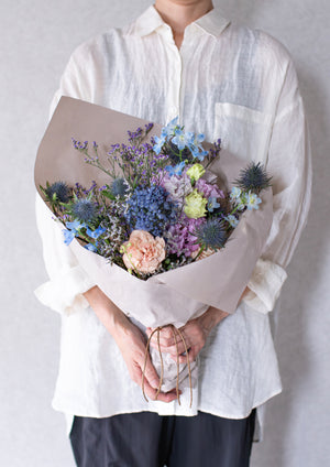 ブルーの季節のお花とグリーンの花束 Mサイズ