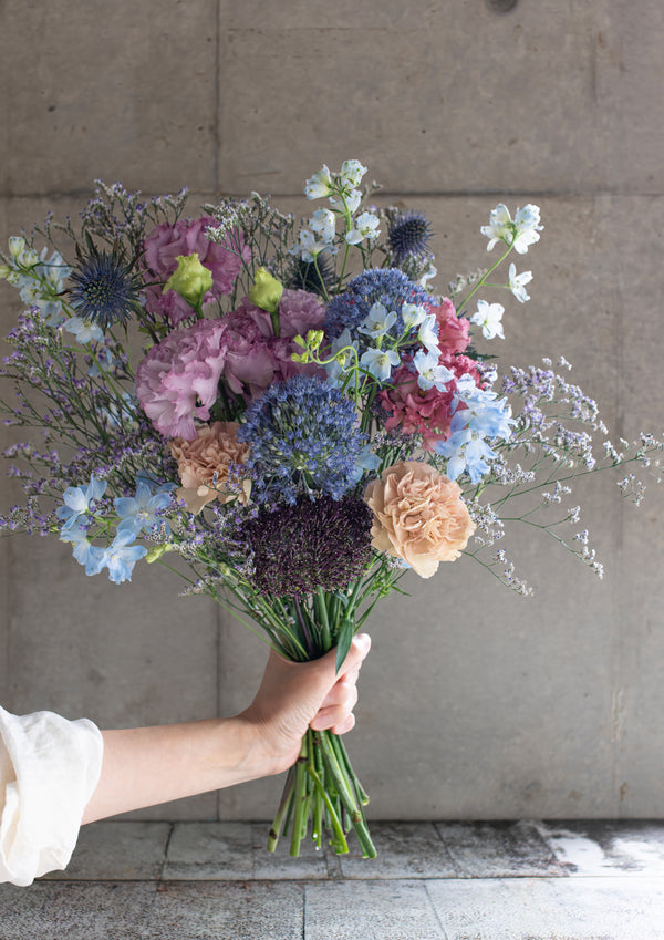 ブルーの季節のお花とグリーンの花束 Lサイズ｜男性へのプレゼントに
