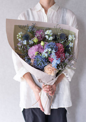 ブルーの季節のお花とグリーンの花束 Lサイズ｜男性へのプレゼントに