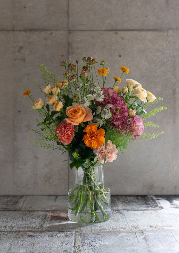 オレンジのバラと季節のグリーンの花束 Lサイズ｜お祝いにおすすめの華やかな色合い - &YOUKAEN (アンドユーカエン)