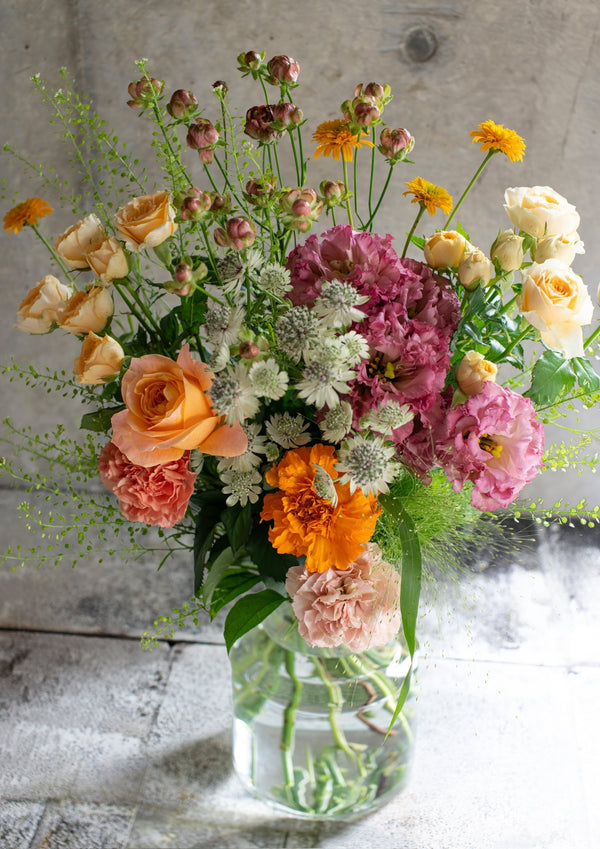 オレンジのバラと季節のグリーンの花束 Lサイズ｜お祝いにおすすめの華やかな色合い - &YOUKAEN (アンドユーカエン)