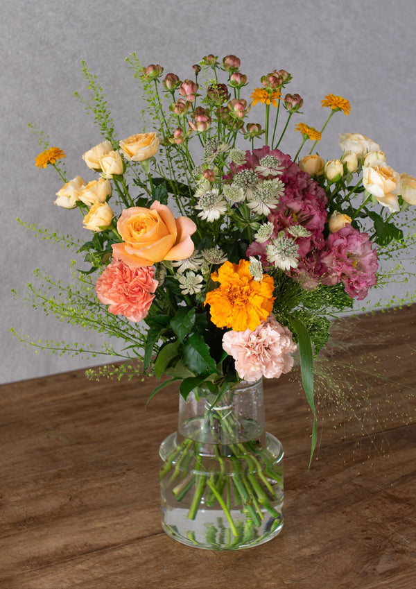 オレンジのバラと季節のグリーンの花束 Lサイズ｜お祝いにおすすめの華やかな色合い - &YOUKAEN (アンドユーカエン)