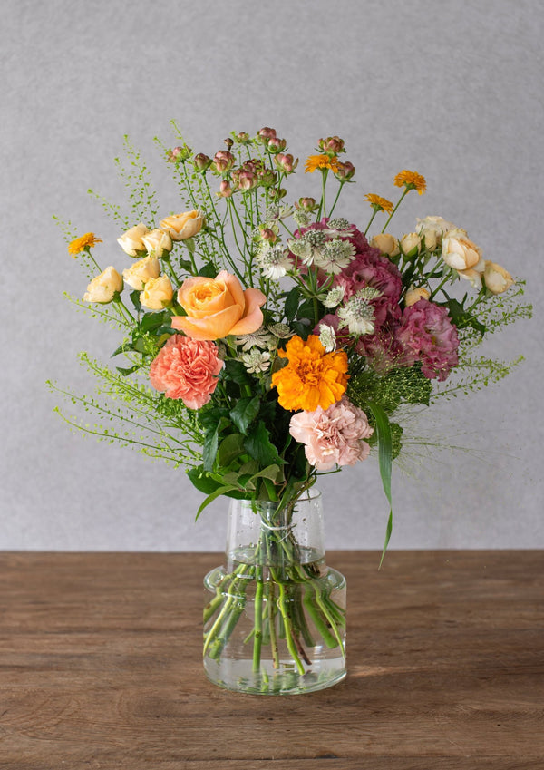 オレンジのバラと季節のグリーンの花束 Lサイズ｜お祝いにおすすめの華やかな色合い - &YOUKAEN (アンドユーカエン)