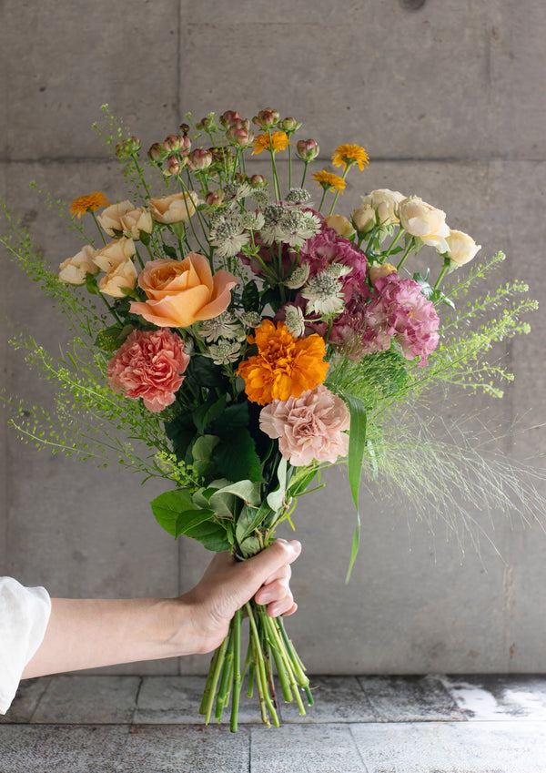 オレンジのバラと季節のグリーンの花束 Lサイズ｜お祝いにおすすめの華やかな色合い - &YOUKAEN (アンドユーカエン)