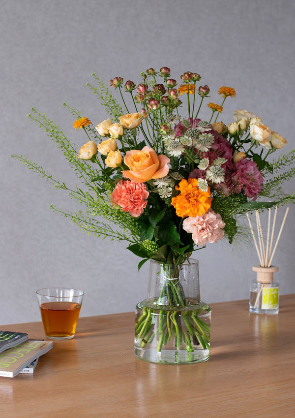 オレンジのバラと季節のグリーンの花束 Lサイズ｜お祝いにおすすめの華やかな色合い - &YOUKAEN (アンドユーカエン)