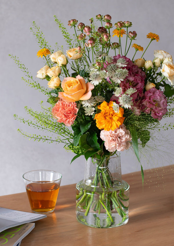 オレンジのバラと季節のグリーンの花束 Lサイズ｜お祝いにおすすめの華やかな色合い - &YOUKAEN (アンドユーカエン)