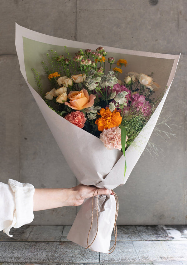 オレンジのバラと季節のグリーンの花束 Lサイズ｜お祝いにおすすめの華やかな色合い - &YOUKAEN (アンドユーカエン)