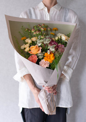 オレンジのバラと季節のグリーンの花束 Lサイズ｜お祝いにおすすめの華やかな色合い