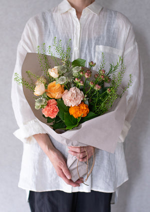 オレンジのバラと季節のグリーンの花束 Mサイズ