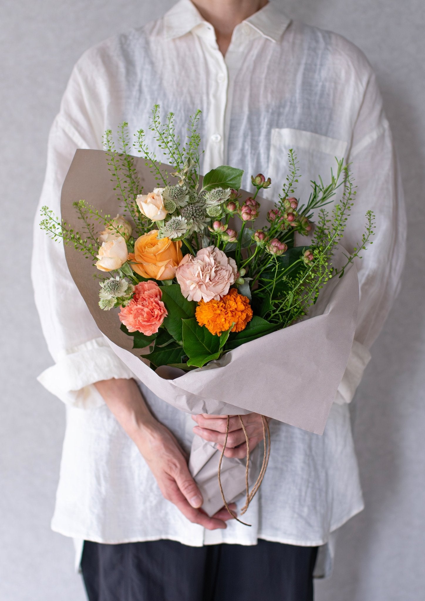オレンジのバラと季節のグリーンの花束 Mサイズ