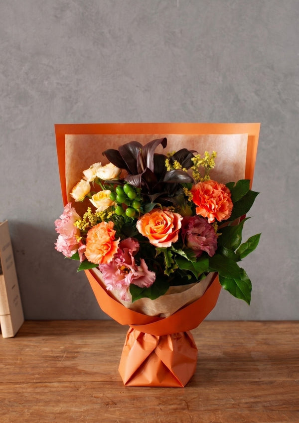 【花束】落ち着いた色合い おしゃれなナチュラルオレンジの花束 Mサイズ【おしゃれなブーケ】 - &YOUKAEN (アンドユーカエン)