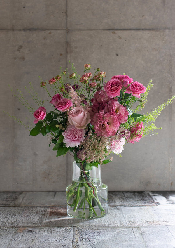 ピンクのバラと季節のグリーンの花束 Lサイズ｜女性への誕生日・結婚記念日に - &YOUKAEN (アンドユーカエン)