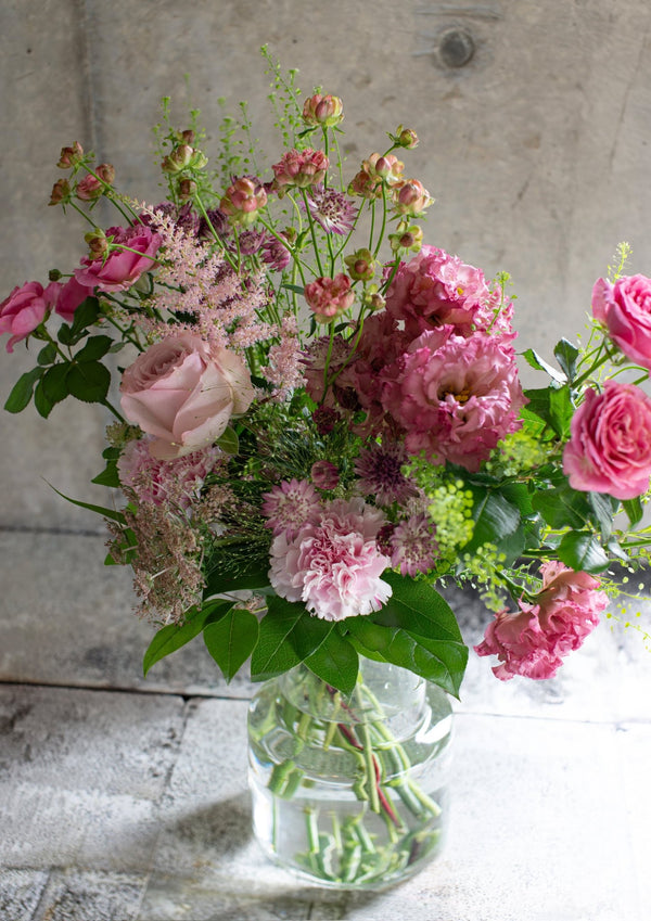 ピンクのバラと季節のグリーンの花束 Lサイズ｜女性への誕生日・結婚記念日に - &YOUKAEN (アンドユーカエン)