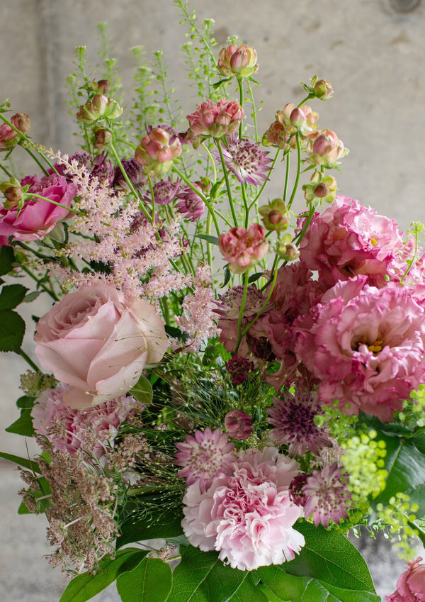 ピンクのバラと季節のグリーンの花束 Lサイズ｜女性への誕生日・結婚記念日に - &YOUKAEN (アンドユーカエン)