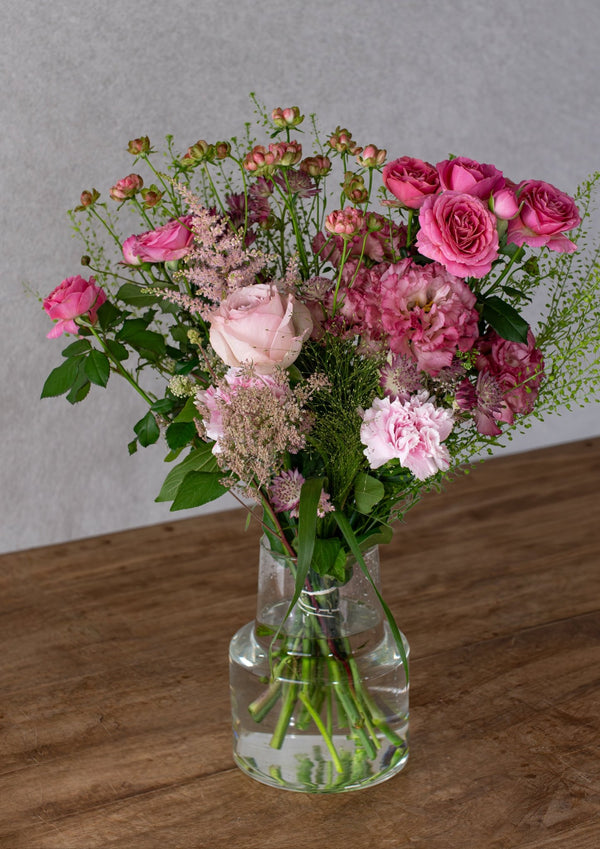 ピンクのバラと季節のグリーンの花束 Lサイズ｜女性への誕生日・結婚記念日に - &YOUKAEN (アンドユーカエン)