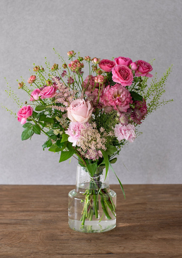 ピンクのバラと季節のグリーンの花束 Lサイズ｜女性への誕生日・結婚記念日に - &YOUKAEN (アンドユーカエン)