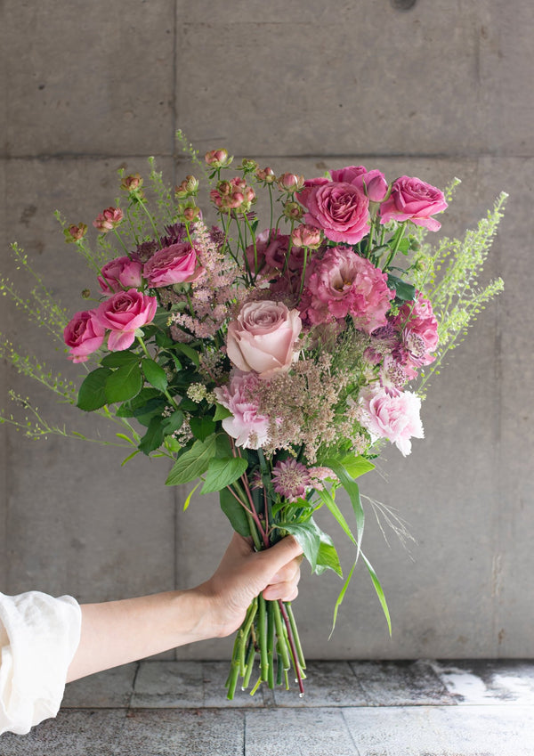 ピンクのバラと季節のグリーンの花束 Lサイズ｜女性への誕生日・結婚記念日に - &YOUKAEN (アンドユーカエン)