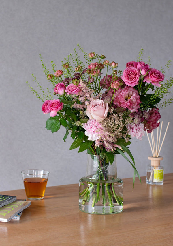 ピンクのバラと季節のグリーンの花束 Lサイズ｜女性への誕生日・結婚記念日に - &YOUKAEN (アンドユーカエン)