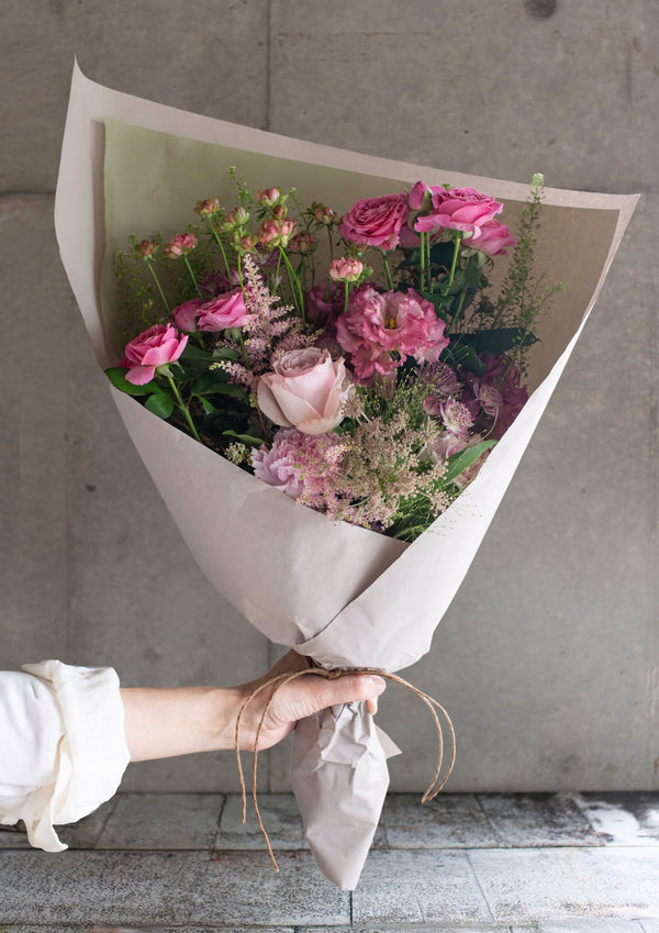 ピンクのバラと季節のグリーンの花束 Lサイズ｜女性への誕生日・結婚記念日に - &YOUKAEN (アンドユーカエン)