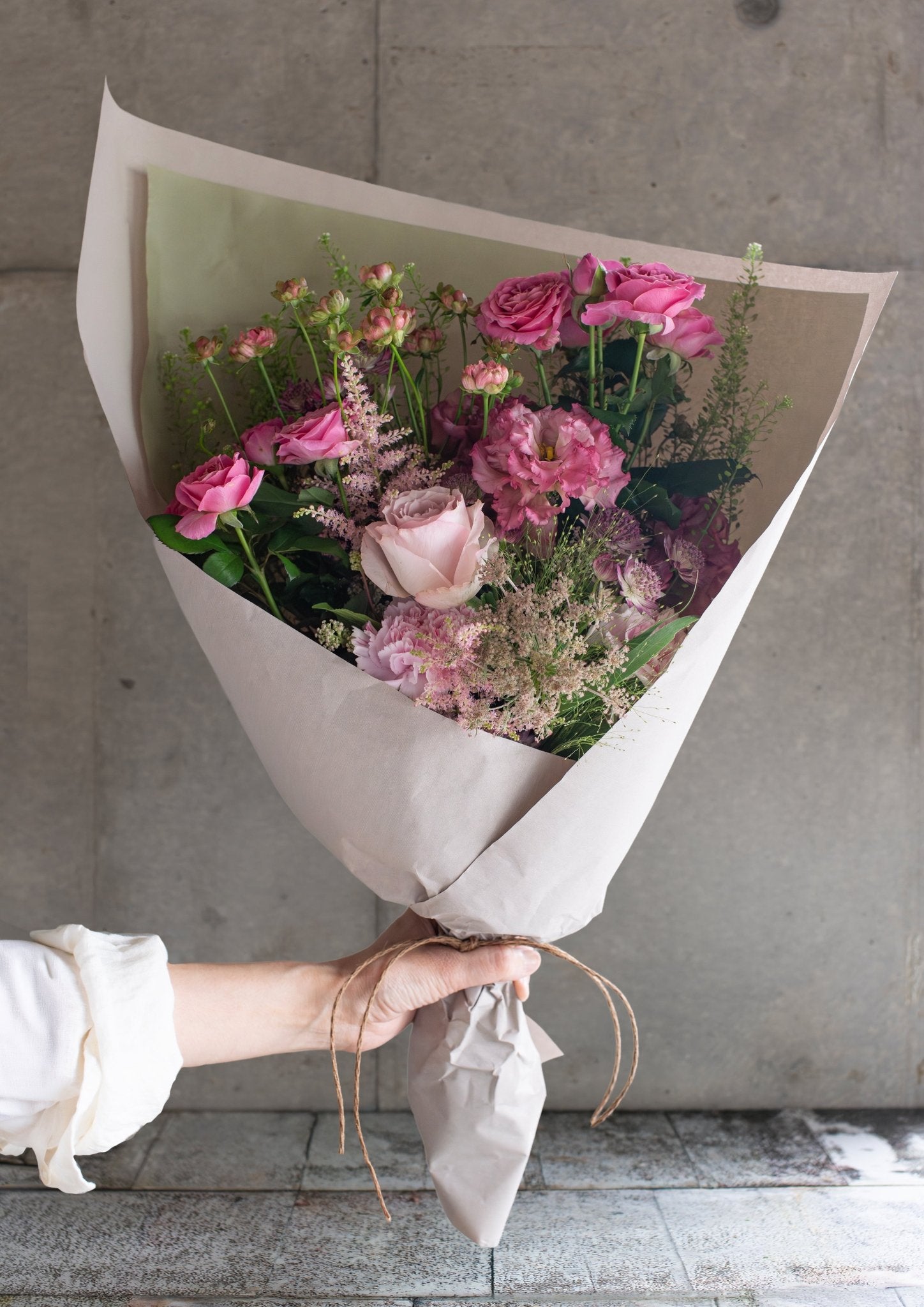 ピンクのバラと季節のグリーンの花束 Lサイズ｜女性への誕生日・結婚記念日に