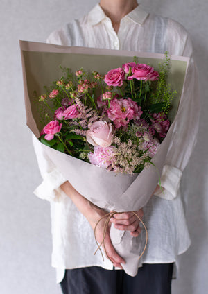 アンティークピンクのバラと季節のグリーンの花束 Lサイズ｜女性への誕生日・結婚記念日に