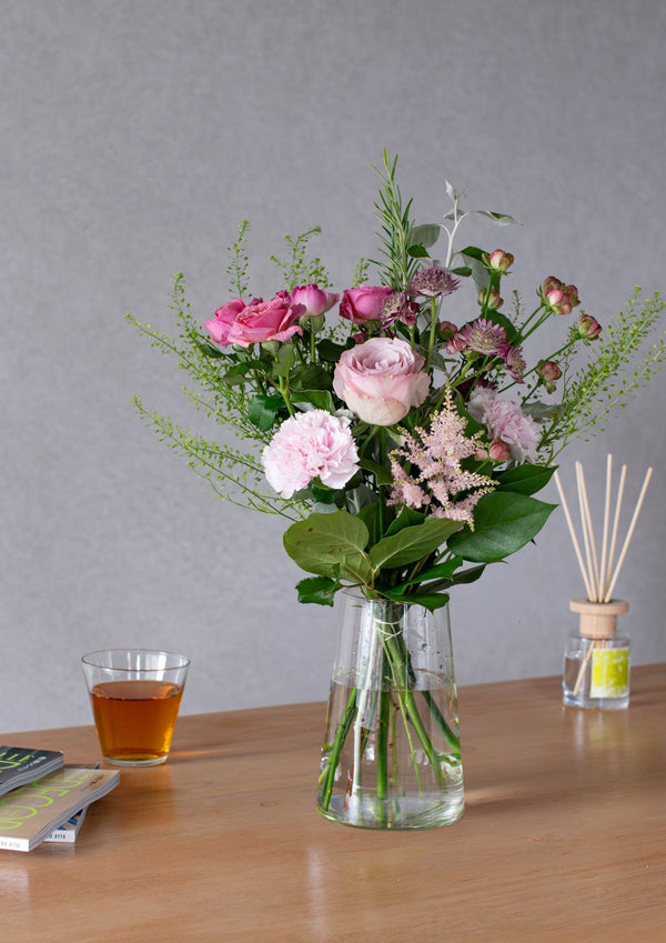 ピンクのバラと季節のグリーンの花束 Mサイズ - &YOUKAEN (アンドユーカエン)