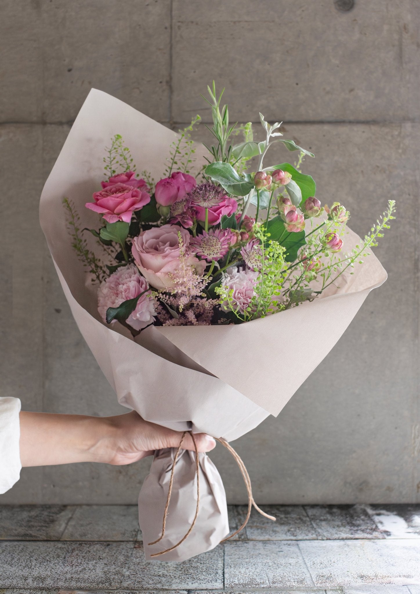 ピンクのバラと季節のグリーンの花束 Mサイズ