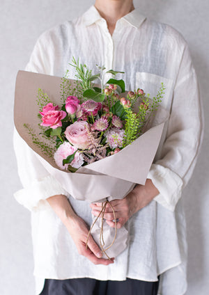 アンティークピンクのバラと季節のグリーンの花束 Mサイズ